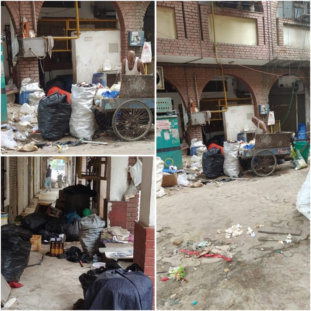 विकासपुरी PVR कॉम्प्लेक्स में मेला रेस्टोरेंट के पास कूड़े का ढेर