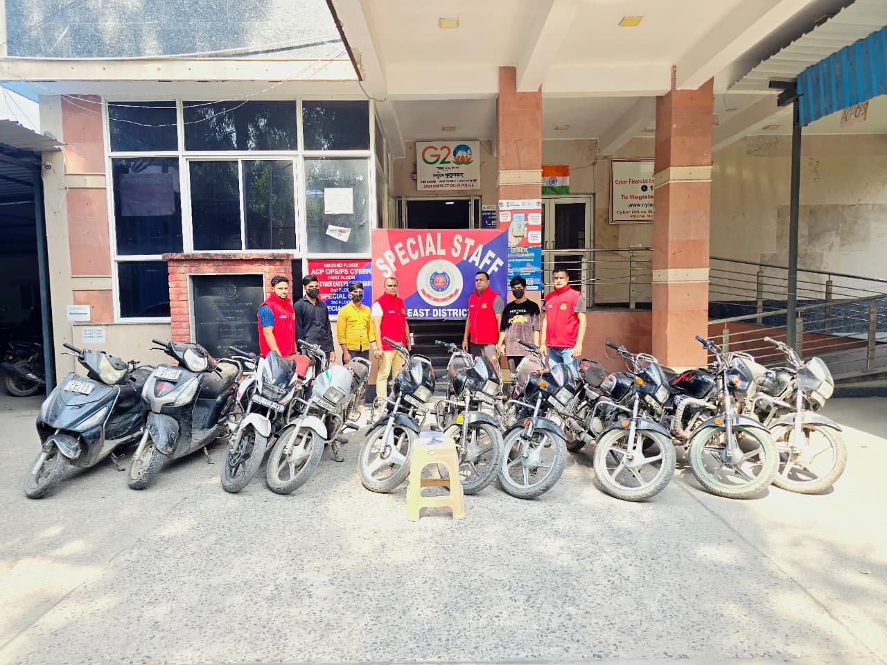 "East Delhi Police arresting bike theft gang"