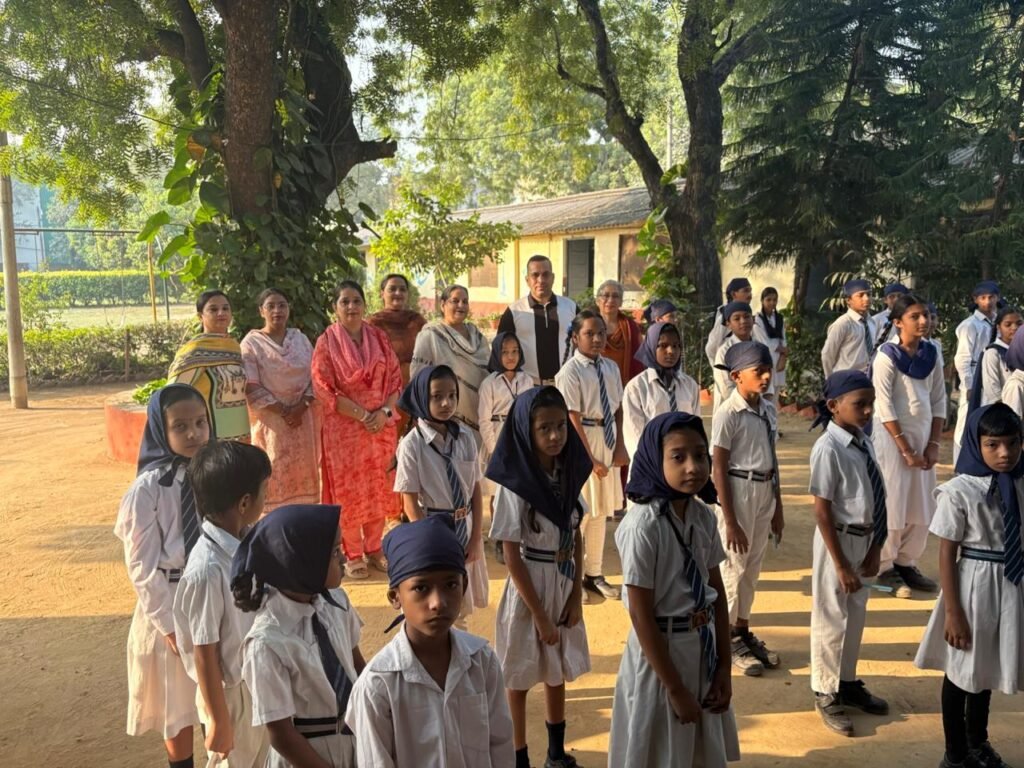 सरोजनी नगर स्थित Khalsa middle school में बच्चों के साथ शिक्षक पढ़ाते हुए